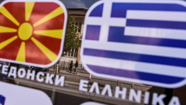 Der Namensstreit zwischen Mazedonien und Griechenland könnte bald der Vergangenheit angehören, wenn auch das Parlament in Athen dem Abkommen über eine Umbenennung zustimmt. (Bild: APA/AFP/Armend NIMANI)