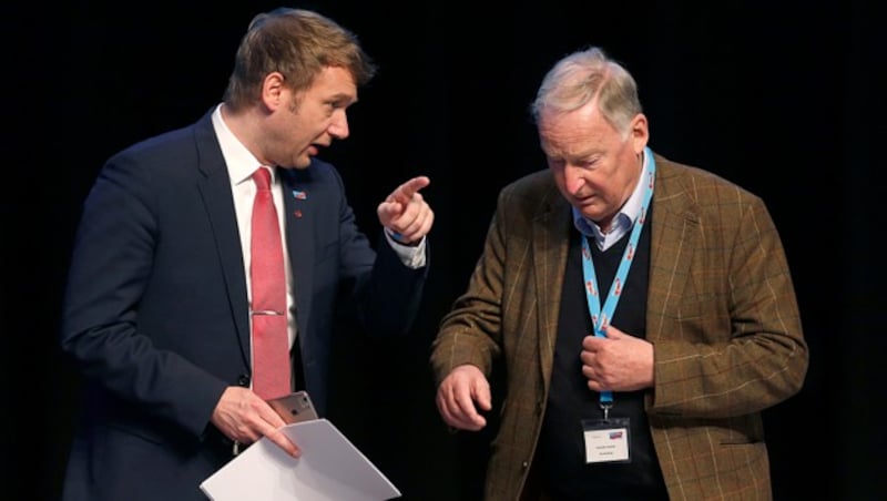 Der Ultrarechte André Poggenburg (links) lässt die rechte AfD unter Co-Parteichef Alexander Gauland (rechts) wegen deren vermeintlichen „Linksrucks“ links liegen. (Bild: AFP)