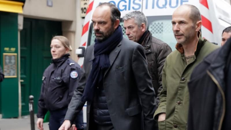 Frankreichs Premierminister Edouard Philippe (2.v.l.) verschaffte sich vor Ort einen Überblick. (Bild: APA/AFP/Thomas SAMSON)