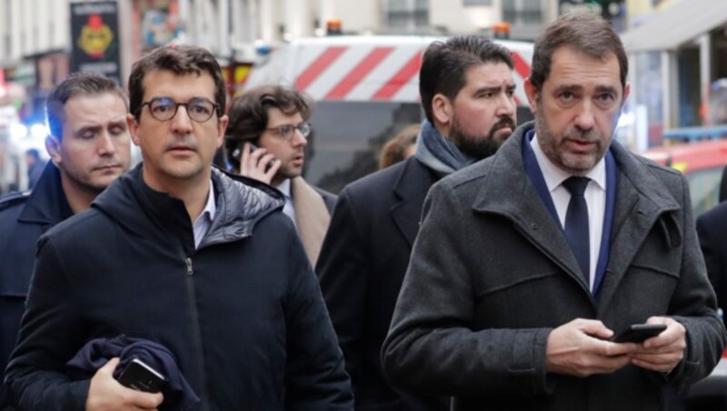 Auch Innenminister Christophe Castaner (r.) schaute am Unglücksort vorbei. (Bild: APA/AFP/Thomas SAMSON)