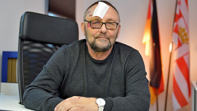 Frank Magnitz ist nach dem brutalen Angriff wieder in sein Büro in die Bremer AfD-Zentrale zurückgekehrt. (Bild: APA/dpa/Michael Bahlo)