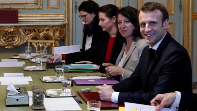 Präsident Macron will mit einem „nationalen Dialog“ die „Gelbwesten“ besänftigen. (Bild: APA/AFP/POOL/BENOIT TESSIER)