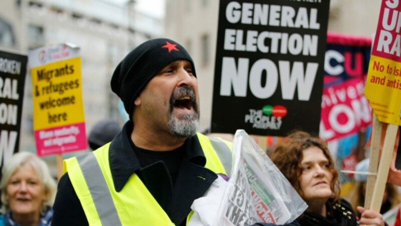 Demonstranten in London fordern sofortige Neuwahlen. (Bild: APA/AFP/Tolga AKMEN)