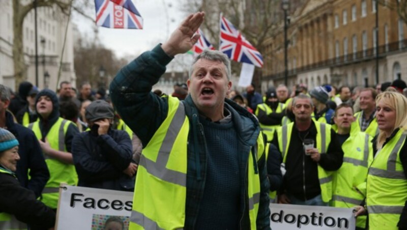 Bis zu 10.000 Menschen sollen am Samstag in London ihren französischen „Gelbwesten“-Vorbildern gefolgt sein. (Bild: APA/AFP/Daniel LEAL-OLIVAS)