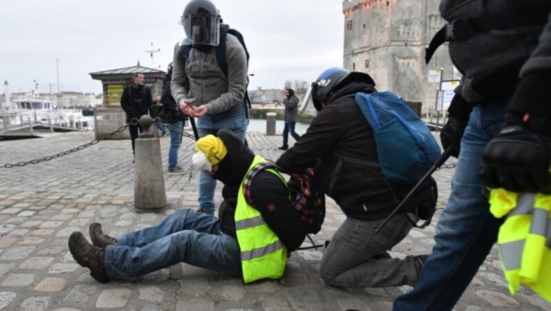 Alleine in Paris zählte die Polizei rund hundert Festnahmen am neunten Großkampftag der „Gelbwesten“. (Bild: APA/AFP/XAVIER LEOTY)