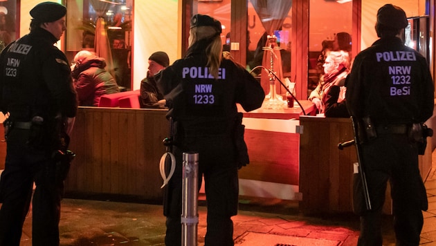 Unter anderem in dieser Shisha-Bar in Bochum führte die Polizei Razzien durch. (Bild: APA/dpa/Bernd Thissen)