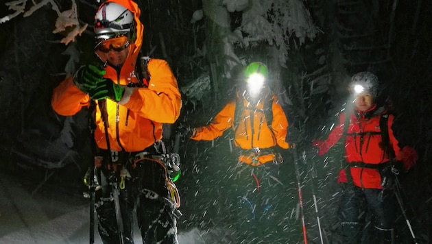 Ins steile Gelände mussten sich die Einsatzkräfte im Zillertal wagen, um die Skifahrer zu retten. (Bild: Zoom.Tirol)