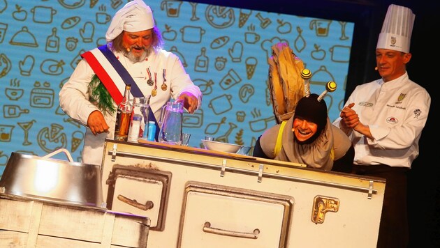 Die Kochshow „Le Fras“: Siegi Torta und Alex Lutschounigg mit ihrem „Schneck“ Stefan Lindner. (Bild: Rojsek-Wiedergut Uta)