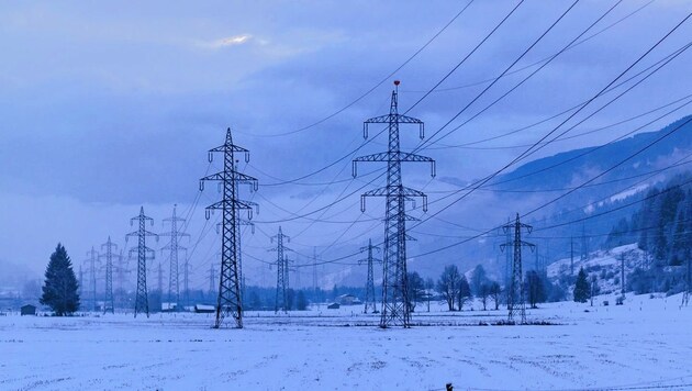 Techniker der Salzburg AG werken am Stromnetz, in den unzugänglichen Gebieten können sie aber derzeit nichts machen. (Bild: EXPA Pictures. Alle Rechte vorbehalten. // EXPA Pictures. All rigths reserved.)