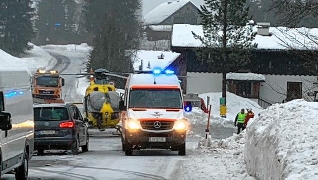 Rettungseinsatz nach einer Dachlawine in Faistenau, trotzdem verstarb ein Arbeiter. (Bild: Markus Tschepp)