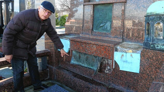 Franz Aufhauser ist über die Zerstörungswut am Friedhof empört. (Bild: Reinhard Judt)