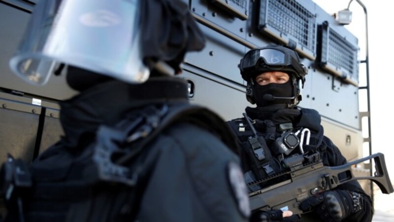 Mitglieder der Spezialeinheit BRI mit Sturmgewehren des Typs Heckler & Koch G36 KP (Bild: AFP)