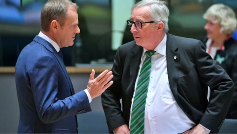 Tusk (li.) und Juncker (Bild: APA/AFP/EMMANUEL DUNAND)