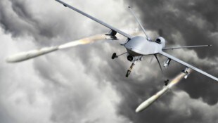 Un dron dispara misiles: Europa quiere protegerse más de las amenazas exteriores.  (Imagen: © tormenta - stock.adobe.com)