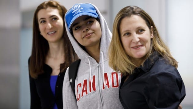 Rahaf Mohammed al-Qunun (Bildmitte) bei ihrer Ankunft in Toronto (Bild: 2019 Getty Images)
