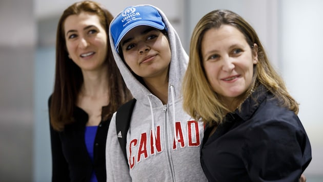 Rahaf Mohammed al-Qunun (Bildmitte) bei ihrer Ankunft in Toronto (Bild: 2019 Getty Images)