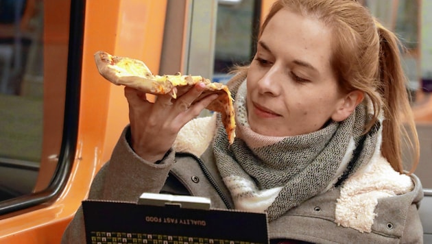 „Krone“-Redakteurin Isabella Kubicek mit Thunfisch-Pizza - natürlich streng verboten (Bild: Zwefo)
