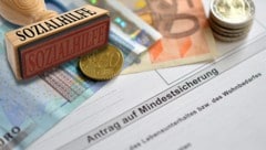 Wer in finanzieller Not ist, hat Anspruch auf Sozialgeld - 2024 um 9,7 Prozent mehr. (Bild: APA/Barbara Gindl, thinkstockphotos.de, krone.at-Grafik)