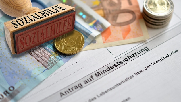 Wer in finanzieller Not ist, hat Anspruch auf Sozialgeld - 2024 um 9,7 Prozent mehr. (Bild: APA/Barbara Gindl, thinkstockphotos.de, krone.at-Grafik)