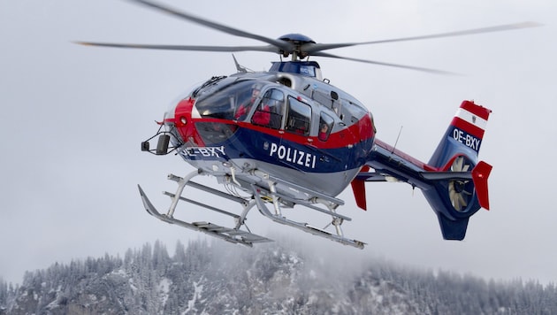 Se ha desplegado el helicóptero de la policía. (Bild: Polizei (Symbolbild))