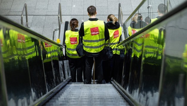 Angestellte des Sicherheitspersonals trugen Westen der Gewerkschaft und setzten ihre Arbeit aus. (Bild: APA/AFP/DPA/Silas Stein) Angestellte des Sicherheitspersonals trugen Westen der Gewerkschaft und setzten ihre Arbeit aus. (Bild: APA/AFP/DPA/Silas Stein)
