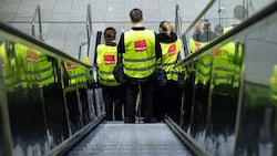 Am Montag kann es auch in Österreich Verspätungen und Flugausfälle geben. (Bild: APA/AFP/DPA/Silas Stein)