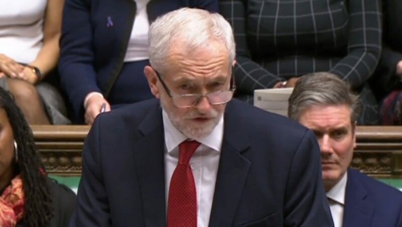 Oppositionsführer Jeremy Corbyn kündigte unmittelbar nach dem Votum ein Misstrauensvotum gegen die britische Premierministerin Theresa May an. (Bild: APA/AFP/PRU/HO)