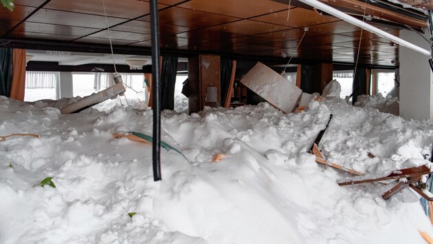 Eine Lawine richtete in diesem Hotel in Ramsau große Schäden an. (Bild: EPA)