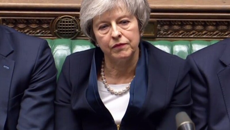 Eine angesichts der historischen Niederlage beim Votum über den Brexit-Deal sichtlich angeschlagene Regierungschefin Theresa May (Bild: APA/AFP/PRU/HO)