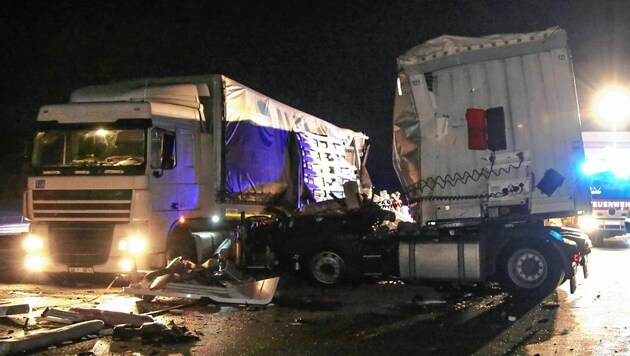 Das Führerhaus des Lkw des bulgarischen Unfall-Lenkers wurde komplett abgerissen, der Mann schwerst verletzt. (Bild: Markus Tschepp)
