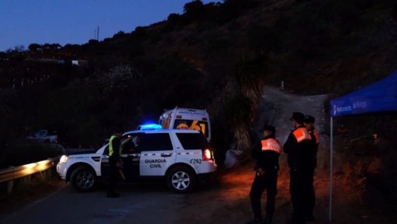 Auch in den Abendstunden sind die Einsatzkräfte vor Ort. (Bild: AP)