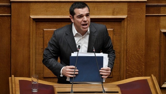 Ministerpräsident Alexis Tsipras hofft auf genügend Stimmen im Parlament, um sein Namensabkommen mit Mazedonien durchzubringen. (Bild: APA/AFP/Louisa GOULIAMAKI)
