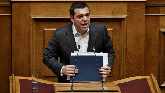 Ministerpräsident Alexis Tsipras hofft auf genügend Stimmen im Parlament, um sein Namensabkommen mit Mazedonien durchzubringen. (Bild: APA/AFP/Louisa GOULIAMAKI)