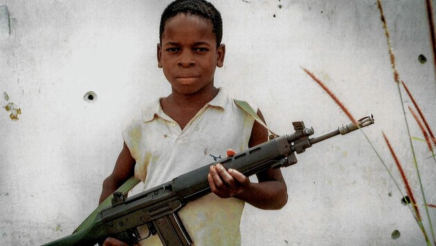 Kindersoldaten werden in Afrika oft mit Kalaschnikows in den Kampf geschickt. (Archivbild) (Bild: Worldvision)