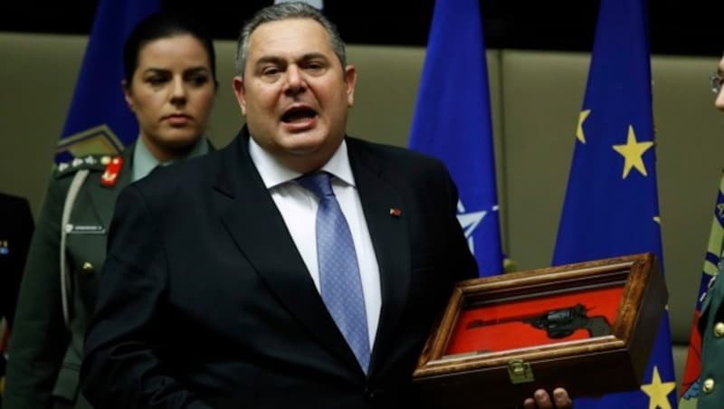 Zum Abschied aus dem Amt gab es für den zurückgetretenen Verteidigungsminister Panos Kammenos noch eine Pistole - ein Geschenk der Streitkräfte. (Bild: AP)