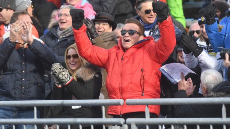 Arnie mit Heather Milligan beim Hahnenkamm-Rennen 2018 (Bild: Felix Hörhager / dpa / picturedesk.com)