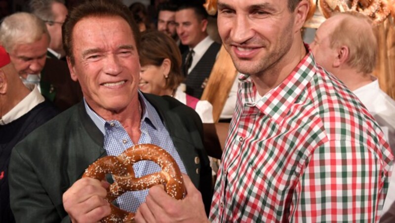 Arnold Schwarzenegger und Vladimir Klitschko 2018 im Stanglwirt (Bild: APA/ROLAND SCHLAGER)