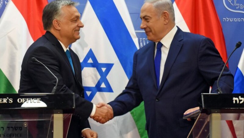 Hand drauf: Orban (li.) und Netanyahu (Bild: DEBBIE HILL/POOL/AFP)