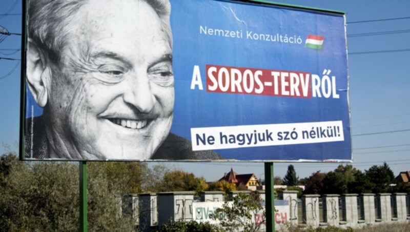 ... und als Hassobjekt einer Fidesz-Kampagne (Bild: ATTILA KISBENEDEK/AFP)