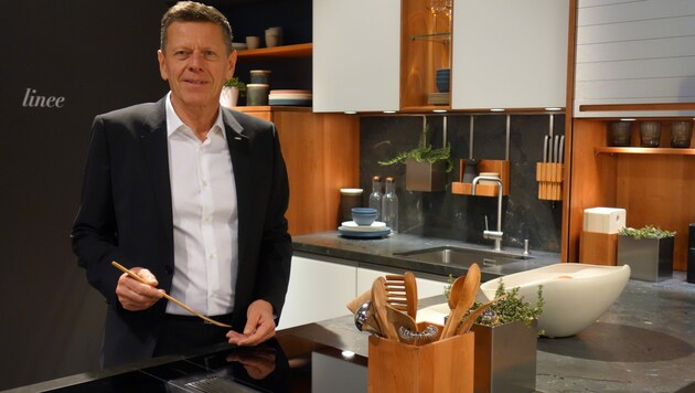 Georg Emprechtinger (r.) ist Chef von Team 7 und somit von 770 Mitarbeitern. In Wien entsteht das erste firmeneigene Küchengeschäft. (Bild: Barbara Kneidinger)