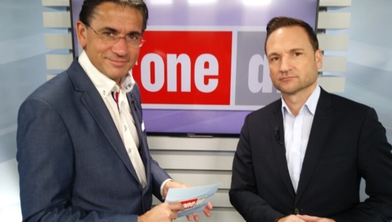 Kriminalpsychologe Wolfgang Marx (re.) mit Moderator Gerhard Koller (Bild: krone.tv)