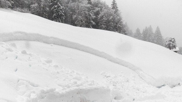 Der Alkolenker steckte mit seinem Auto in einem Schneehaufen fest. (Bild: Bernd Hofmeister)
