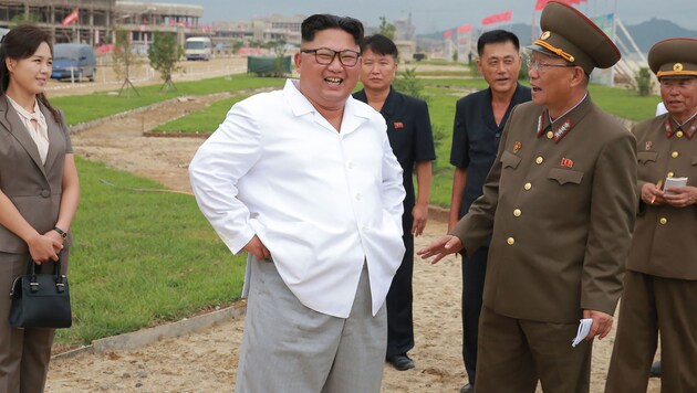 Kim Jong Un beim Besuch in Wosan-Kalma (Bild: AFP)
