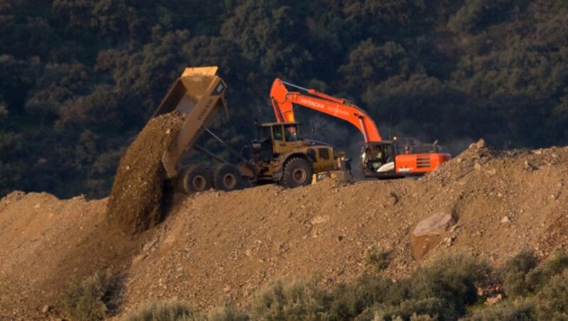 Unermüdlich sind die Helfer im Einsatz. (Bild: AFP)