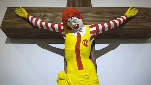 Das ans Kreuz genagelte McDonald‘s-Maskottchen lässt in Israel die Wogen hochgehen. (Bild: AP)