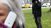 Beinahe hätte die 75-jährige Tirolerin (Symbolbild) rund 50.000 Euro an Betrüger verloren.