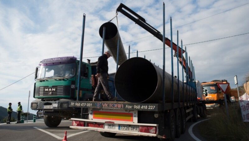 Schweres Material wird für den Einsatz nach Totalan geschafft. (Bild: AFP)