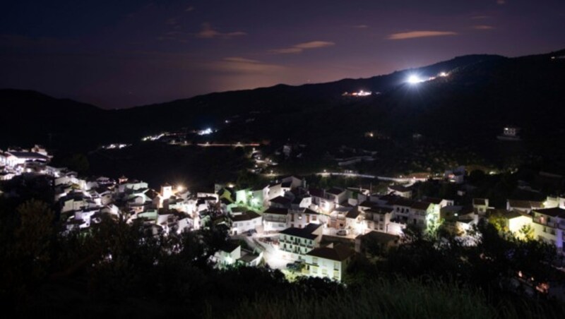 Auch in der Nacht läuft der Rettungseinsatz für den kleinen Julen - unter Flutlicht wird an einer Lösung getüftelt. (Bild: AFP )