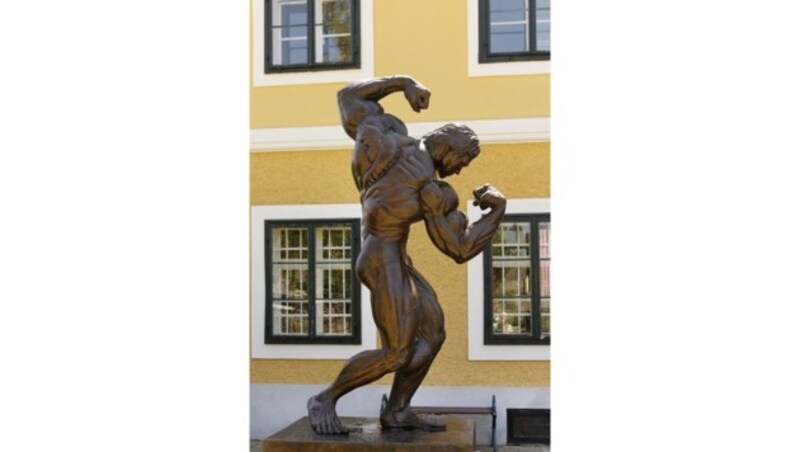 Die Skulptur vor dem Arnold-Schwarzenegger-Museum in Thal bei Graz zeigt eine berühmte Arnie-Pose. (Bild: Martin Siepmann / imageBROKER / picturedesk.com)