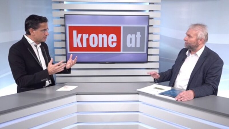 krone.tv-Moderator Gerhard Koller im Gespräch mit E-Control-Vorstand Andreas Eigenbauer (Bild: krone.tv)